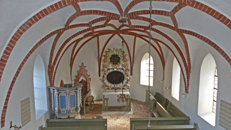 Blick von der Westempore über den ganzen Kirchenraum hinweg mit dem beeindruckenden Sterngewölbe auf Augenhöhe