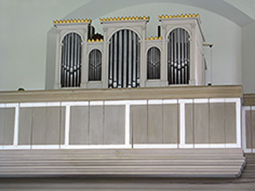 Die Orgel der Zühlsdorfer Kirche auf der Empore