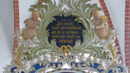 Das Oberteil des Altaraufsatzes in der Dorfkirche von Basdorf