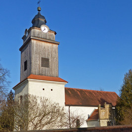 Der Blick auf die Basdorfer Dorfkirche an einem sonnigen Wintertag von Südwesten
