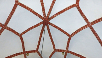 Blick steil hinauf zum Sterngewölbe in der Mitte des Kirchenschiffes