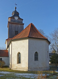 Der östliche Chorraum der Kirche von Basdorf an einem sonnigen Wintertag von außen fotografiert.