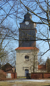 Der Turm der Basdorfer Dorfkirche von Westen im Winter