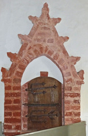 Die Sakramentsnische im Inneren der Dorfkirche von Basdorf
