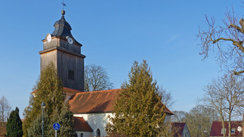 Die Kirche von Zühlsdorf an einem sonnigen Wintertag von Südost.