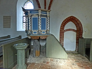 Taufe, Kanzel und Pforte im Inneren der Dorfkirche von Basdorf