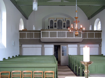 Der, für reformierte Kirchen typische, schmucklose Innensaal der Kirche von Zühlsdorf