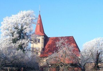 Raureif und Sonnenlicht um die Zühlsdorfer Kirche