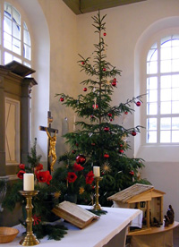 geschmückter Weihnachtsbaum in der Zühlsdorfer Kirche