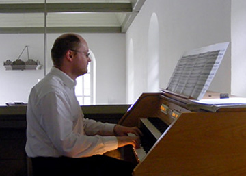 Herr Asmis spielt die neue Orgel beim Heidefest 2008