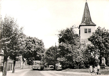 Historische Postkarte von Zühlsdorf, Dorfstraße und Kirche 1968