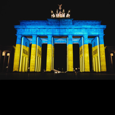 Brandenburger Tor mit den Farben der Ukraine beleutet